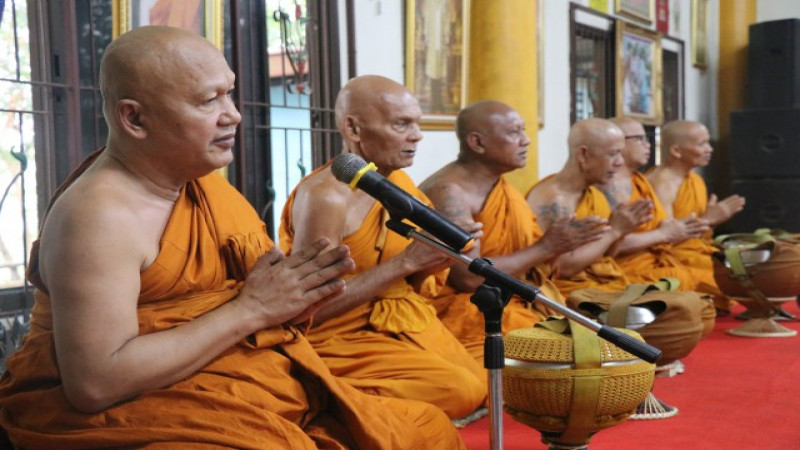 "ชาวพุทธ " นุ่งขาวห่มขาว มาทำบุญที่วัดป้อมรามัญ เพื่อความเป็นสิริมงคล เนื่องในวันมาฆบูชากันอย่างเนื่องแน่น