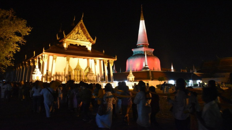 "พุทธศาสนิกชน" ร่วมแห่ผ้าขึ้นธาตุสักการะองค์พระบรมธาตุเจดีย์เมืองคอน เนื่องในวันมาฆบูชา สืบทอดกันมา 790 ปี