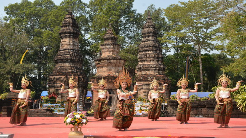 สาวชาวกูย จ.ศรีสะเกษ กว่า 500 คน รำบวงสรวงไหว้ปราสาท 3 องค์ยิ่งใหญ่ ตระการตากว่าทุกปี