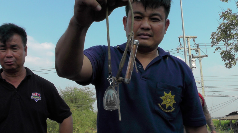 ระทึก ! "กระบะ" พุ่งชนท้ายรถพ่วง แถมโดนรถบรรทุกสินค้าอัดซ้ำ สภาพพังยับ แต่รอดปาฏิหาริย์ทั้งคันรถ