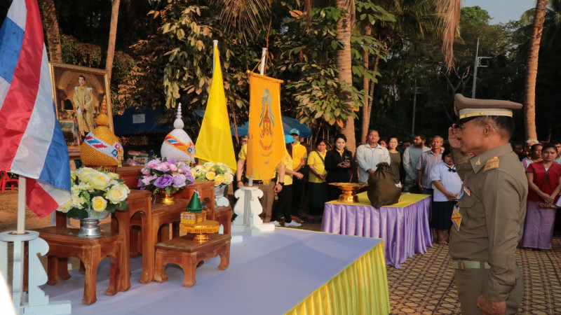 "องคมนตรี" ร่วมเชิญสิ่งของพระราชทาน มอบแก่ครูในสังกัดโรงเรียนบ้านไร่ ประสบเหตุอัคคีภัย