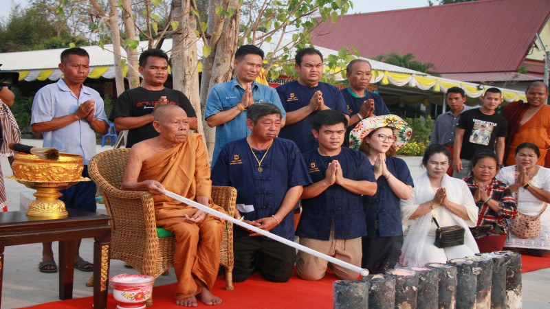 หาดูยาก ! พิธีเททองหล่อเหรียญพระแบบโบราณหลวงปู่รอด เกจิดังอีสานใต้ ทำพิธีเข้มขลังเทเหรียญด้วยตนเอง หวังนำรายได้สร้างพระพุทธเมตตา