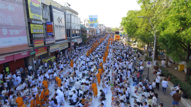 "พี่น้องชาวโคราช" กว่า 20,000 คน ร่วมทำบุญเมือง 364 ปี ตักบาตรพระ 10,000 รูป