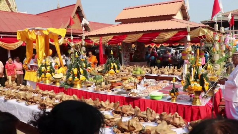 "ชาวบ้าน" นำหัวหมูกว่า100 หัว ร่วมพิธีบวงสรวง "หลวงพ่อภู จนทโชติ" อดีตเจ้าอาวาสวัดมงคลธรรมนิมิต