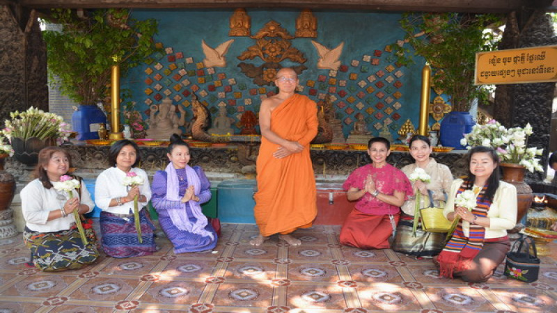 "หลวงพ่อพุฒ วายาโม" ร่วมอัญเชิญรูปหล่อทองสัมฤทธิ์ของหลวงปู่สรวง เทวดาเล่นดิน ไว้ที่วัดพนมกุเลน ประเทศกัมพูชา