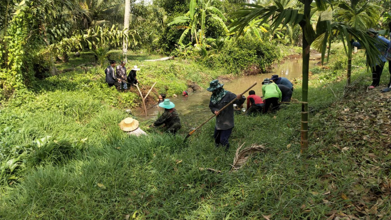 "ชาวบ้านหนองเสม็ด" กว่า 30 คน ร่วมใจลอกคลองกำจัดวัชพืช เปิดทางน้ำใช้ในการเกษตร