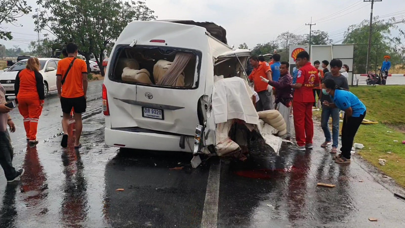 ฝนตกถนนลื่น ! รถหมุนข้ามเลนพุ่งชนกัน 3 คันรวด เสียชีวิต 4 ราย บาดเจ็บเพียบ