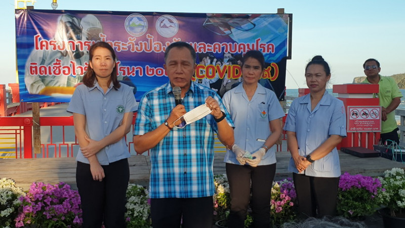 "ท้องถิ่นประจวบฯ" ร่วมเทศบาลเมืองรณรงค์แม่ค้าใส่แมสขายอาหารควบคุมโควิด-19 เผยประเทศไทยเข้าสู่สภาวะการแพร่ระบาดระยะ 2