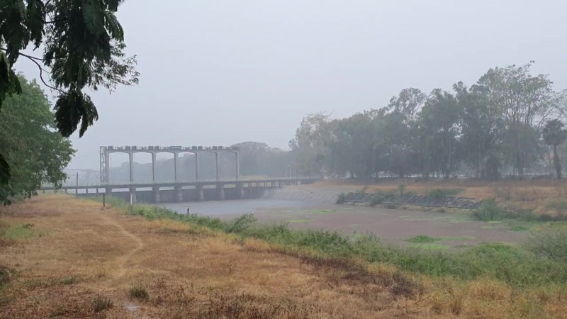 พายุฤดูร้อนถล่ม ! "โคราช" ทำฝนตกทั่วบริเวณช่วยแก้ปัญหาภัยแล้งได้ชั่วขณะ ชาวบ้านเร่งรองน้ำฝนใส่ภาชนะหลังขาดแคลนน้ำมาหลายเดือน