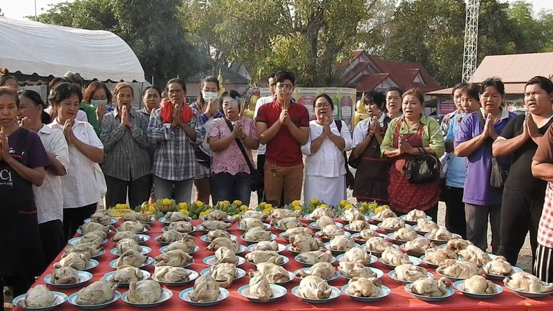 "สาวสุโขทัย" จัดใหญ่จัดเต็ม! แก้บน "พระสีวลี" หลังดวงเฮงถูกลอตเตอรี่ 40 ใบ