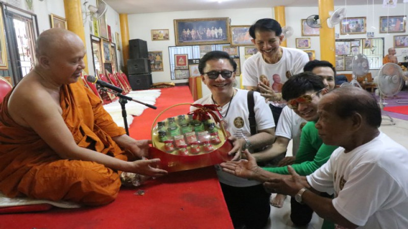 "ชาวอยุธยา" แห่ร่วมทำบุญอายุวัฒนะมงคล "พระอาจารย์แดง" เกจิชื่อดังมืองกรุงเก่า เนืองแน่น