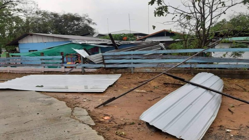 บุรีรัมย์ พายุฝนแรง ถล่มบ้านโรงเรียนพังเสียหายหลายหลังคาเรือน
