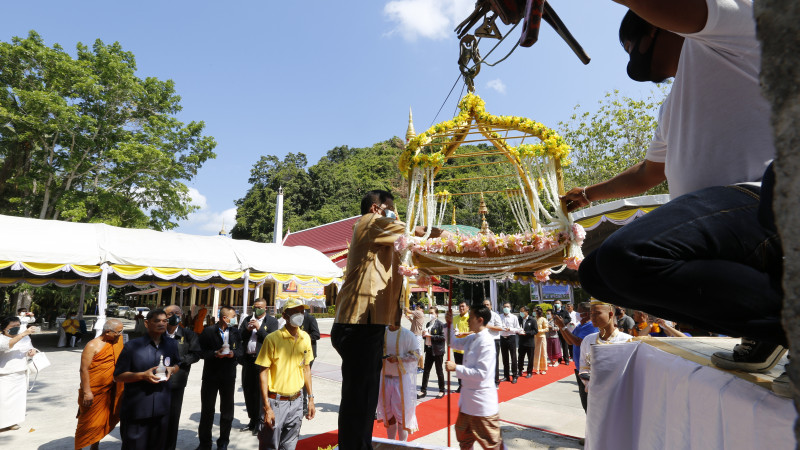 "วัดอุทัยธรรม" จัดงานพิธีบรรจุพระบรมสารีริกธาตุในเจดีย์ใหญ่บนภูเขา