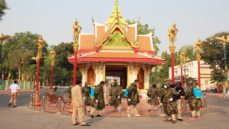 ผู้ว่าฯ นำทีม อส.พัฒนาเมืองกาญจนบุรี ฉีดพ่นฆ่าเชื้อไวรัสโควิด-19 ในพื้นที่สำคัญ