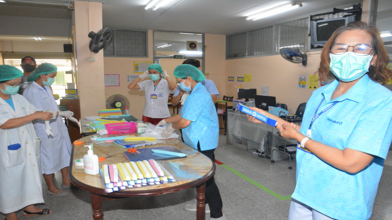 "หมอป่าน" สอนทำ Face Shield  DIY แก่แพทย์-พยาบาล รพ.สิงห์บุรี ใช้ป้องกันเชื้อไวรัสโควิด-19