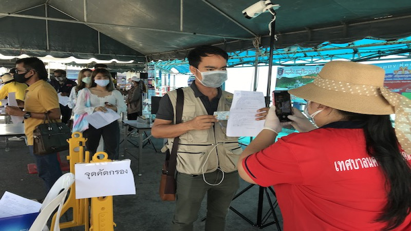 "เกาะสมุย" ตรวจเข้ม ตั้งจุดคัดกรองผู้โดยสาร ไม่มีข้อยกเว้น ป้องกันการแพร่ระบาดโควิด-19