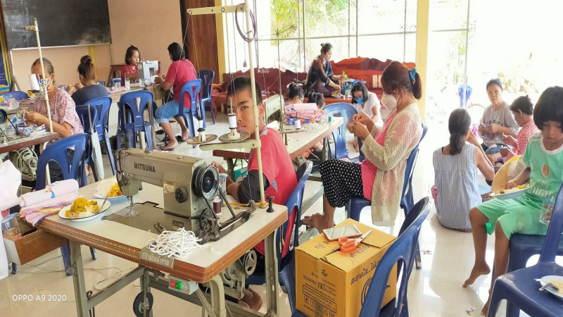 ชาวบ้านชายแดนไทย-กัมพูชา กว่า 50 คน รวมกลุ่มทำ "หน้ากากอนามัย" ป้องกันโรคโควิด-19