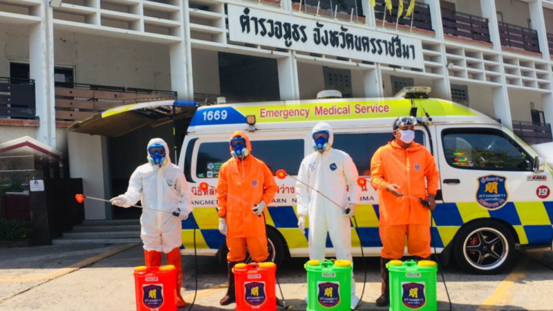 "กู้ภัยสว่างเมตตาธรรมสถาน" โคราช  ระดม จนท. พ่นยาฆ่าเชื้อป้องกันการแพร่ระบาดไวรัสโควิด -19 ที่สถานีตำรวจภูธรภาค 3