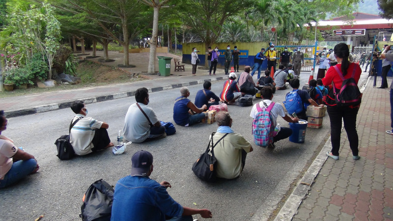 สถานกงสุลใหญ่ฯ นำแรงงานไทยในมาเลฯ เกือบ 200 ชีวิตกลับไทย ผ่านด่านชายแดนวังประจัน จ.สตูล