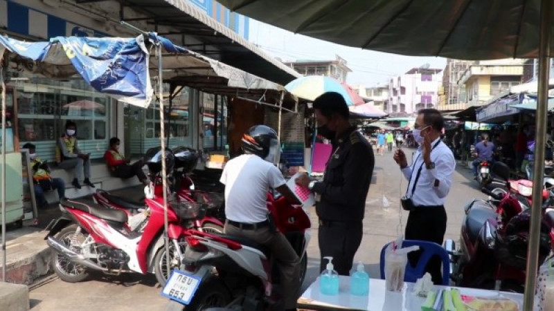 ตลาดสดเทศบาลเมืองอ่างทอง คุมเข้ม!  ตั้งจุดคัดกรอง-วัดอุณหภูมิ ประชาชน ป้องกันโควิด-19