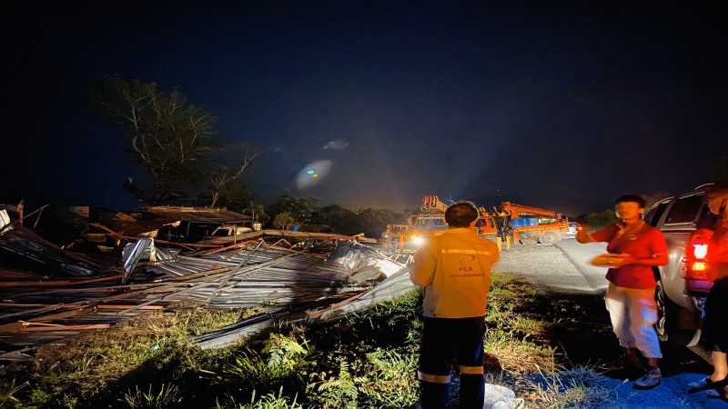 พายุฤดูร้อนพัดถล่ม "ปากช่อง" เสาไฟฟ้ากว่า 30 ต้น หักโค่นล้มทับบ้านประชาชนพังเสียหาย จนท. เร่งช่วยเหลือ