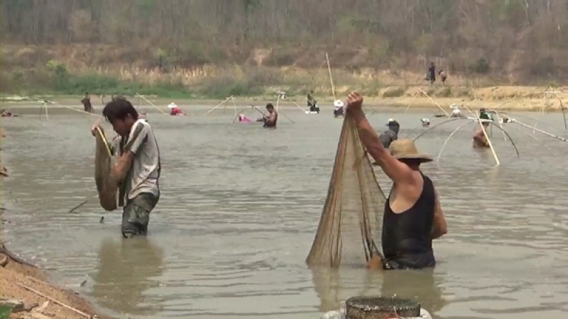 ชาวบ้านแห่ "ลงแขกหาปลา" แหล่งกักเก็บน้ำของหมู่บ้านห้วยลึก นำมาประกอบอาหารและขายสร้างรายได้
