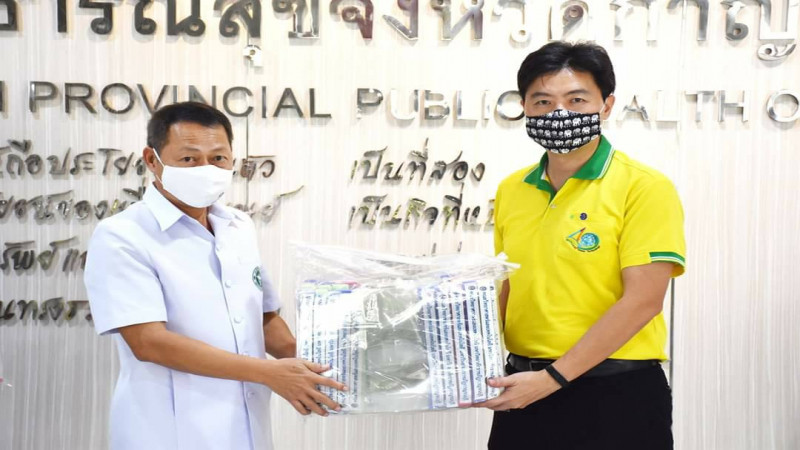 นายแพทย์ สจจ.กาญจนบุรี รับมอบ face shield  จำนวน 400 ชิ้น จากมหาวิทยาลัยราชภัฏกาญจนบุรี
