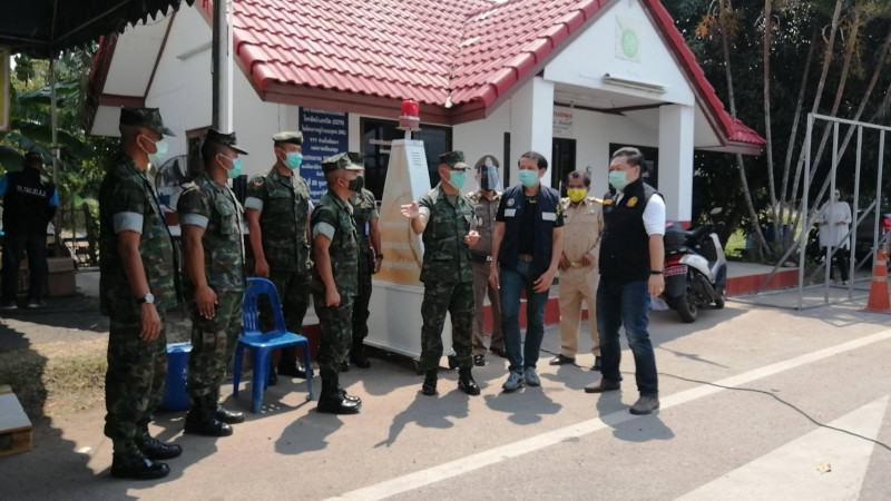 ผู้บัญชาการป้องกันชายแดนจันทบุรี-ตราด ตรวจเยี่ยมมาตรการคัดกรองสี่แยกไฟแดงบ้านขลุง มอบสิ่งของเป็นขวัญกำลังใจ
