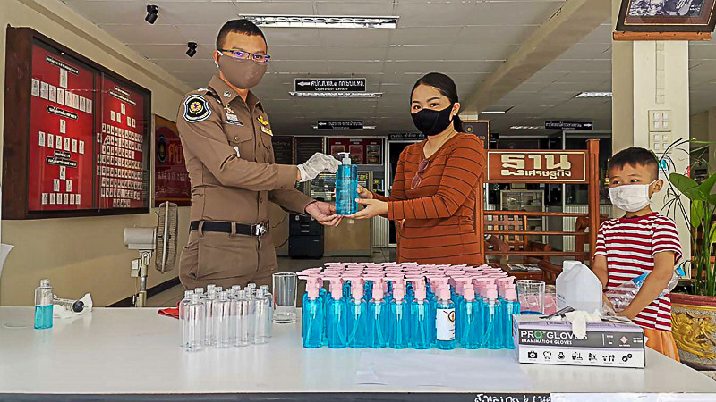 ตำรวจทางหลวงโคราช ร่วมกับกลุ่มจิตอาสาชมรมฮักเขาใหญ่ จัดทำ "แอลกอฮอล์ล้างมือ" แจกประชาชนฟรี