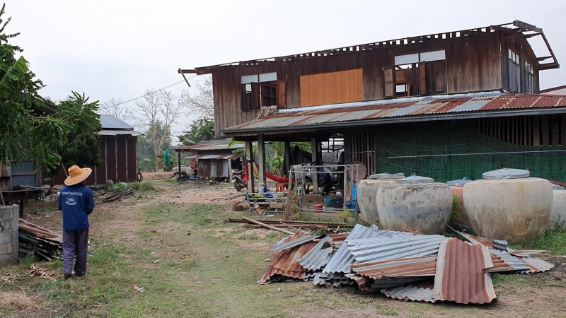 ชาวโคราชสุดช้ำ! พายุฤดูร้อนถล่ม "2อำเภอ" บ้านเรือนพังราบ ได้รับความเดือดร้อนมากกว่าครึ่งร้อยหลังคาเรือน