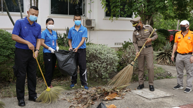 "ผู้การฯหนองคาย" นำทีมทำความสะอาด - ฉีดพ่นยาฆ่าเชื้อโรค ป้องกันการแพร่ระบาดของโรคโควิด-19