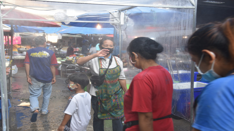 "พ่อค้าแม่ค้า" ตลาดสดสวนมะม่วง ลงขันจัดซื้ออุโมงค์พ่นฆ่าเชื้อโรค ป้องกันไวรัสโคโรนา 2019