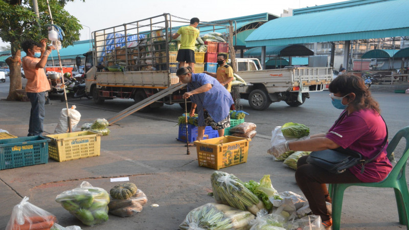 "ตลาดสดสิงห์บุรี" เปิดร้านช่วงเย็น ปรับตัวสู้โควิด-19