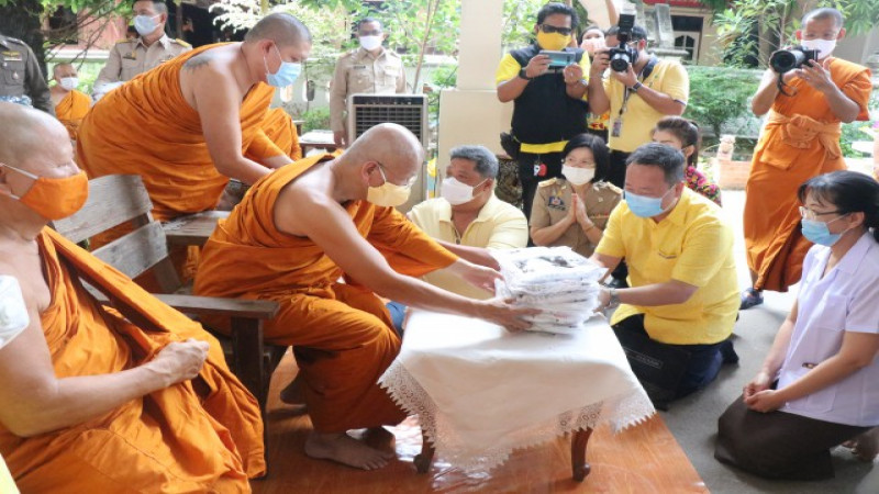 "สมเด็จพระมหาวีรวงศ์" ตรวจเยี่ยมโรงทาน ที่วัดศาลาปูนวรวิหาร