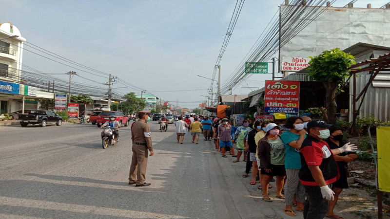 "ร้านสุรัตน์รวมยนต์" แจกไข่ไก่ - ข้าวสารถุง รวม 600 กว่าชุด ชั่วโมงเดียวหมดเกลี้ยง