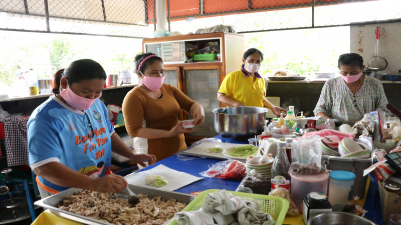 กำนัน-ผญบ. ต.ดอนใหญ่ แบ่งเงินเดือนทำข้าวมันไก่ 800 ห่อ แจกผู้ได้รับผลกระทบจากโควิด-19