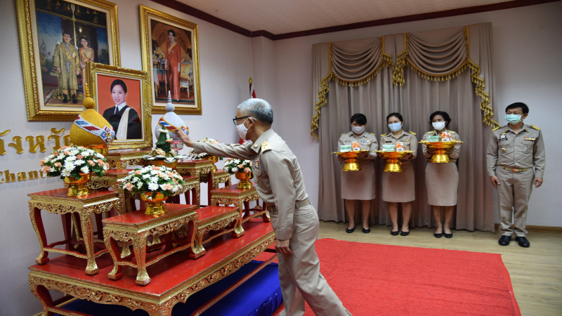 "ผู้ว่าฯจันทบุรี" อัญเชิญแอลกอฮอล์เจลพระราชทานฯ มอบรองผู้ว่าฯ แจกจ่ายให้เจ้าหน้าที่ - บุคลากรทางการแพทย์