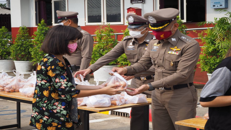 "สภ.เชียงคำ" นำทีมแจกไข่ไก่ ให้แก่พี่น้องประชาชนที่ได้รับความเดือดร้อนผลกระทบจากไวรัสโควิด-19