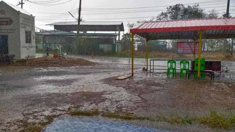 พายุฤดูร้อนพัดถล่ม ! "คอกสัตว์" โรงเรือนโคราช พังเสียหายยับ จนท.อบต.เร่งช่วยเหลือเยียวยาผู้ประสบภัย