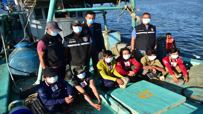"ตำรวจน้ำ" จ.นราธิวาส จับเรือประมงเวียดนาม 2 ลำ - ลูกเรือ 11 คน จนท.รพ.รุดตรวจคัดกรองหวั่น นำเชื้อไวรัสโควิด-19 เข้าฝั่งไทย