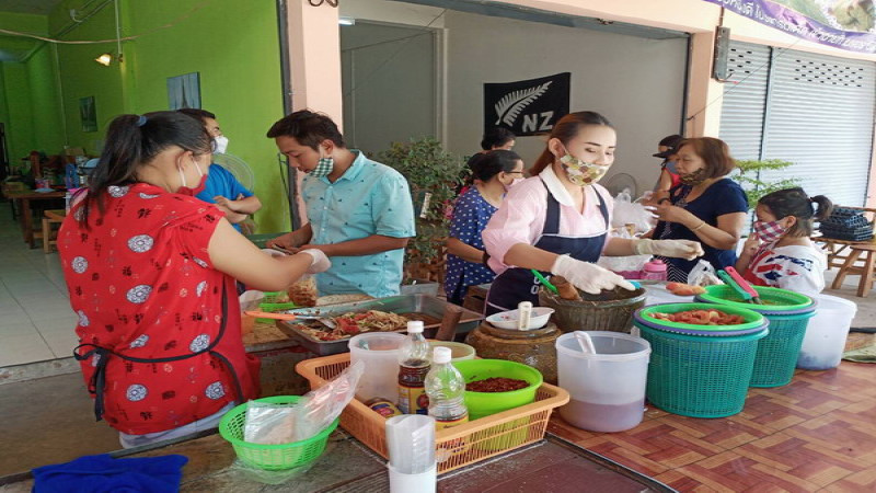 ร้านซาดิสศรีสะเกษ แจกส้มตำ 500 ครก แถมขนมจีน-ไข่ต้มฟรี ให้กับผู้ได้รับผลกระทบจากโควิด-19