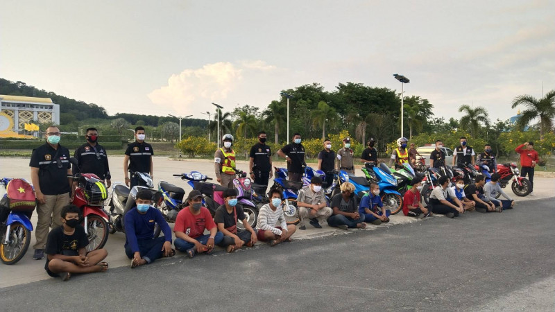 "สภ.เมืองจันทบุรี" ออกจับกุมการแข่งรถจักรยานยนต์ บนทางสาธารณะ - ดัดแปลงท่อไอเสีย ผงะ ! พบ "เยาวชน" แอบซุกยาเสพติด