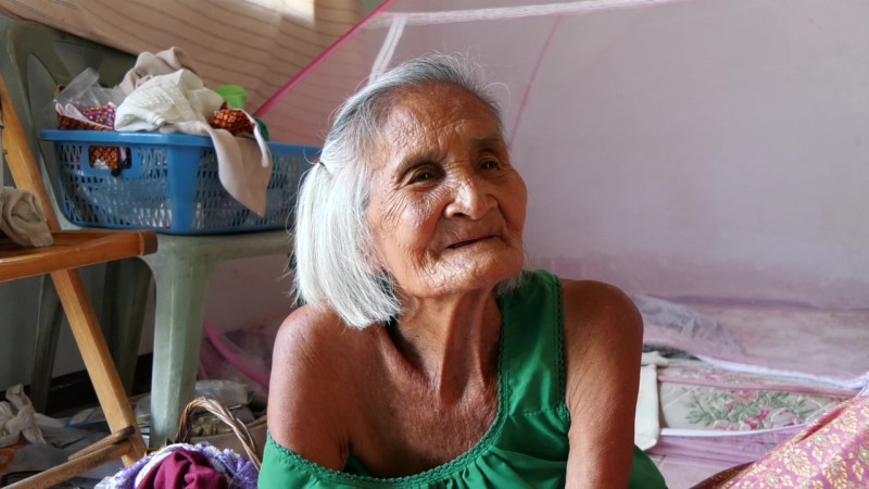 วอนช่วยเหลือ ! "คุณยายวัย 84 ปี" เลี้ยงลูกชายสติไม่ดี เจอพิษโควิด-19 ตกงาน ขาดรายได้ซื้อข้าวกิน เพื่อนบ้านต้องทำอาหารมาให้ประทังชีวิต