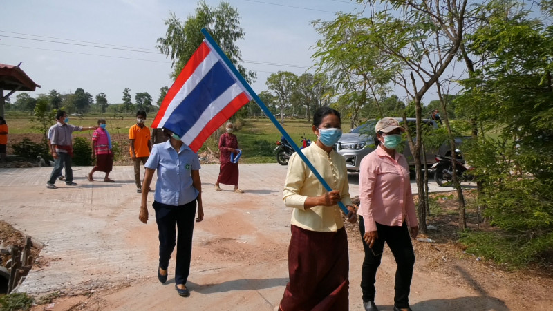 เปิดหมู่บ้านนิคมสร้างตนเองปราสาท 3 หลังสั่งปิด 14 วัน เฝ้าระวังติดโควิด-19  จัดทำบุญถวายภัตตาหารเช้าแด่พระภิกษุสงฆ์  9 รูป