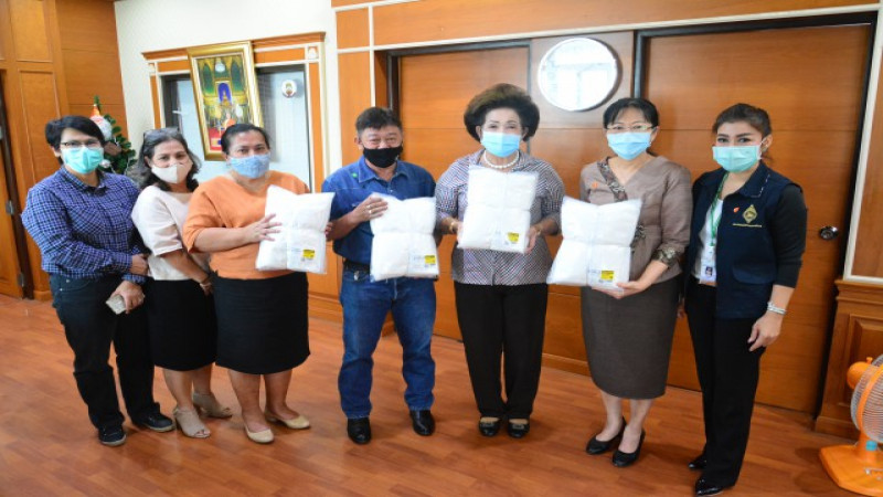 "นายกอบจ.เมืองกรุงเก่า" มอบชุด PPE จำนวน 2,000 ชุด ให้กับบุคคลกรทางการแพทย์ รพ.อยุธยา