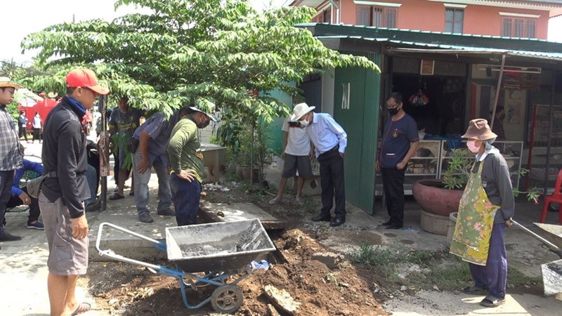 "เทศบาลเมืองสวรรคโลก" ลอกท่อระบายน้ำบริเวณถนนประชามติ รับมือหน้าฝน