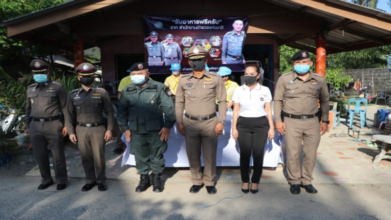 "ตำรวจพังงา" มอบข้าวกล่อง - ถุงยังชีพให้ประชาชนที่ได้รับผลกระทบจากการระบาดของเชื้อไวรัสโควิด-19