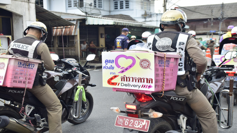 "ตร.ตราด" เดลิเวอรี่ข้าวสารอาหารแห้ง - น้ำดื่ม ให้ผู้ป่วยติดเตียงถึงบ้าน