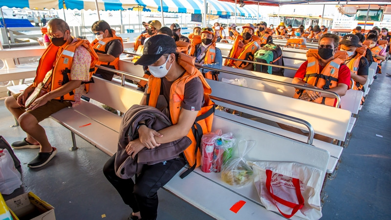 "ชาวเกาะล้าน" นั่งเว้นระบะห่าง บนเรือโดยสารเดินทางมาทำธุระในเมืองพัทยา