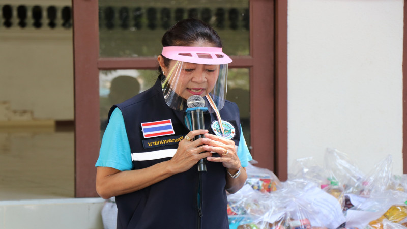 "เทศบาลเมืองกาญจนบุรี" แจกถุงยังชีพให้กับประชาชนที่ได้รับความเดือดร้อนจากผลกระทบจากการแพร่ระบาดของเชื้อไวรัสโควิด-19